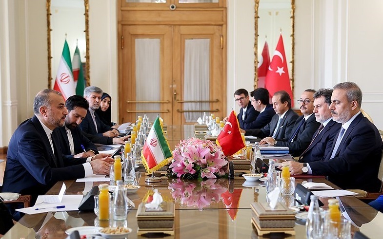  استقبال امیرعبداللهیان از وزیر خارجه ترکیه در تهران