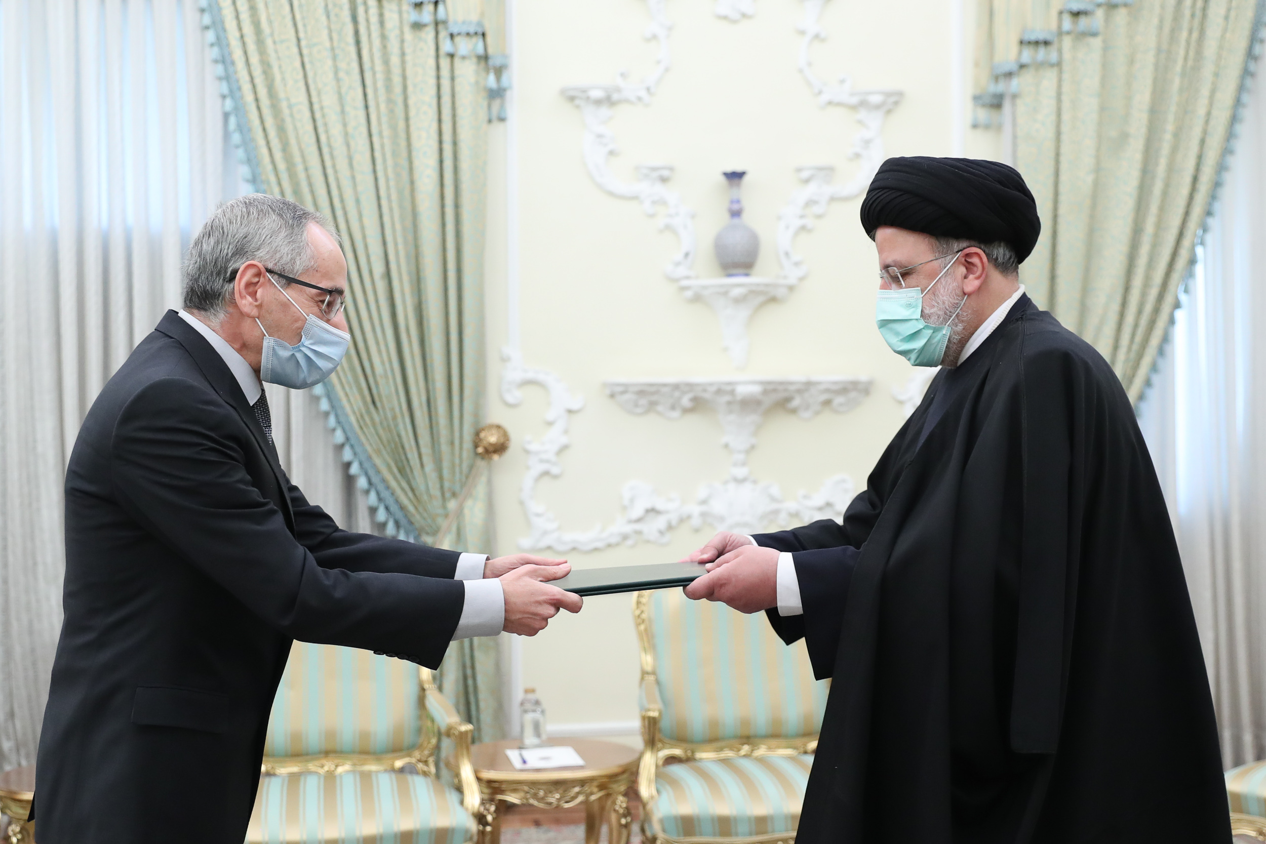 Президент Ирана принял верительные грамоты посла Алжира
