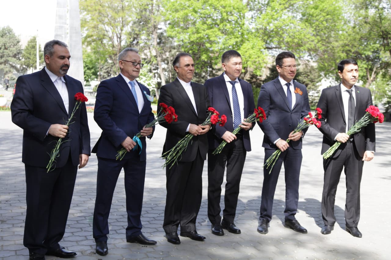 Церемония возложения цветов к мемориалу к мемориалу «Вечный огонь Славы»