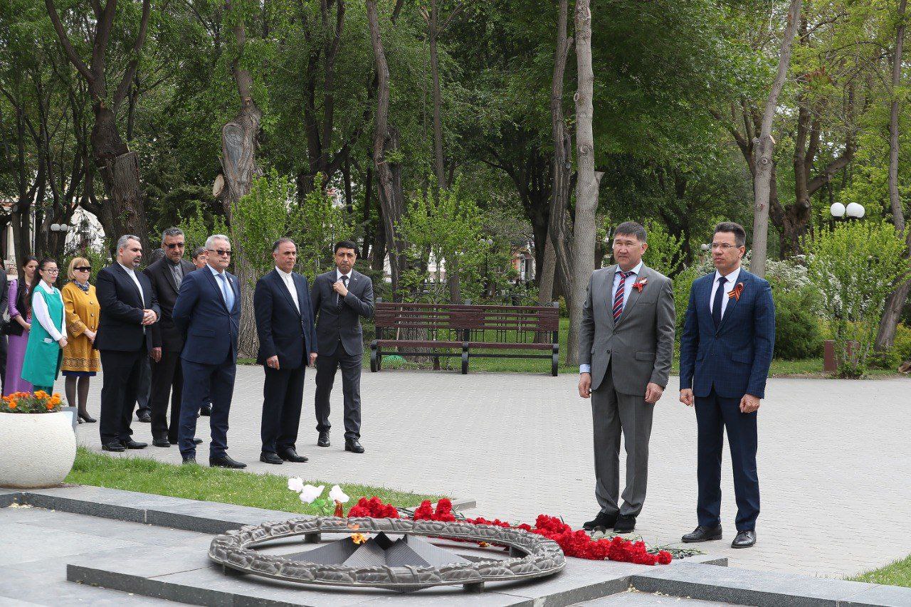 Генконсул ИРИ в Астрахани почтил память погибших во Второй мировой войне астраханцев