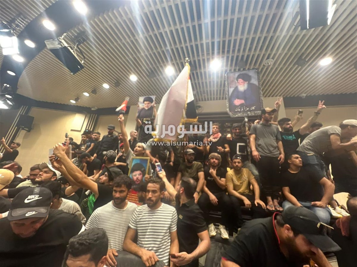 Сторонники иракского богослова Муктады ас-Садра прорвались в здание парламента Ирака