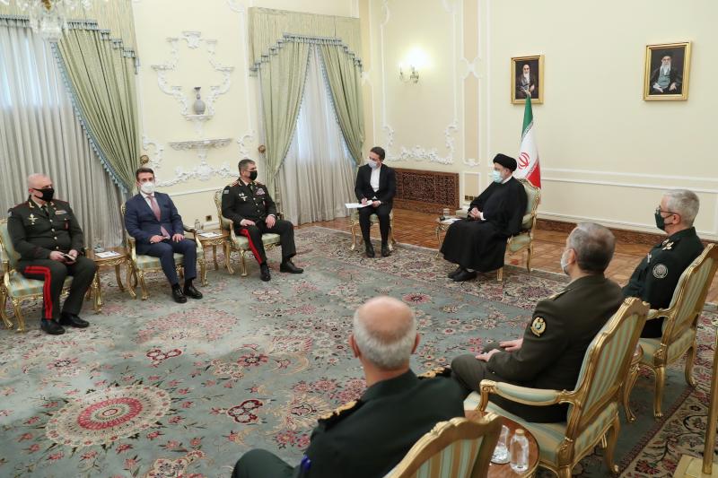 <span>Президент ИРИ принял делегацию во главе с министром обороны Азербайджанской Республики</span>
