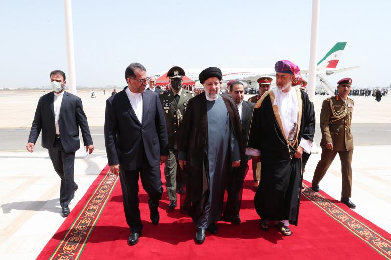 <span>Султан Омана лично встретил президента ИРИ в аэропорту Маската</span>

