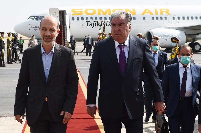 <span>Президент Таджикистана с официальным визитом прилетел в Иран</span>
