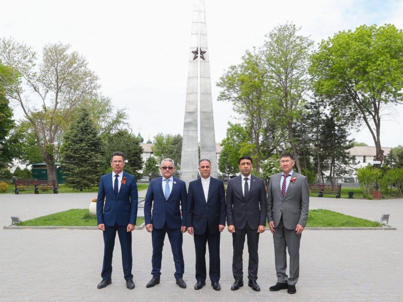 <span>Генконсул ИРИ в Астрахани почтил память погибших во Второй мировой войне астраханцев</span>
