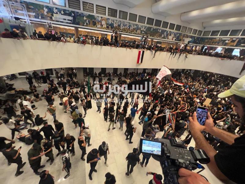 <span>Сторонники иракского богослова Муктады ас-Садра прорвались в здание парламента Ирака</span>
