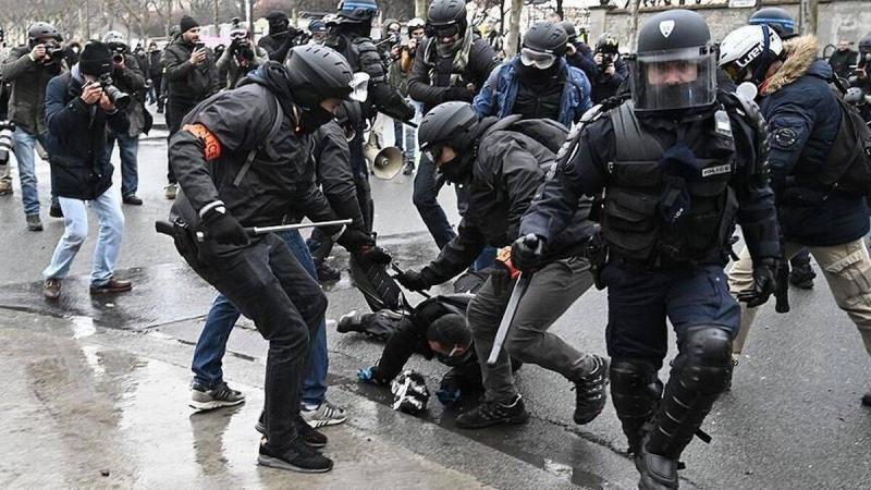 <span>کنعانی: پلیس فرانسه در برخورد با تجمعات مردم خویشتن‌ دار باشد</span>
